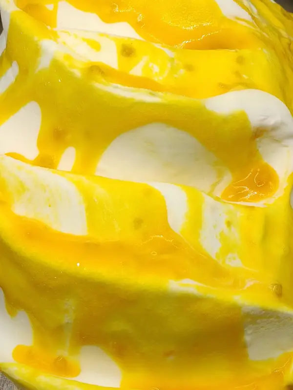 Detalle del helado de yogurt con mango